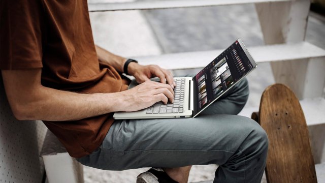 acer_swift_air_14_sfa14_i31_lifestyle_02.jpg
