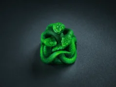 Razer presenta su primera keycap artesanal: Edición Cobra de Tres Cabezas