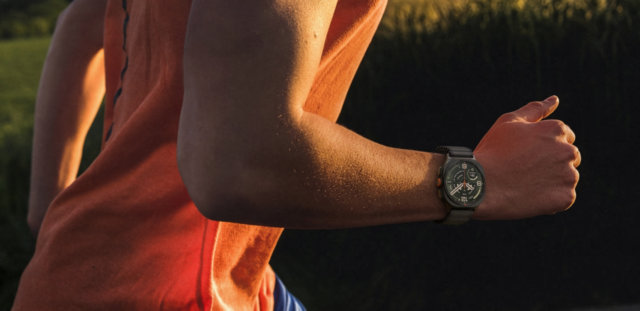 v2_Trail_Band_sml_Lifestyle_PC_1440x700_RGB.jpg